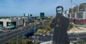 הרצל, שעל שמו קרויה הרצליה, וברקע כביש החוף (כבי 2), שמפריד בין שני חלקי העיר.