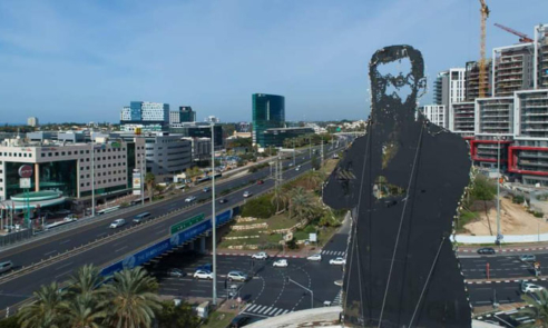 הרצל, שעל שמו קרויה הרצליה, וברקע כביש החוף (כבי 2), שמפריד בין שני חלקי העיר.