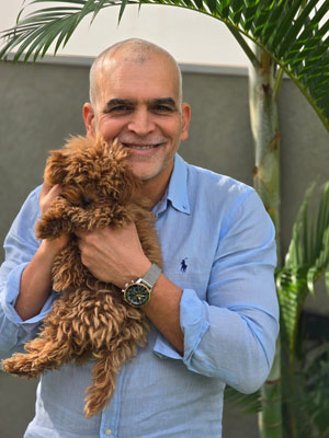 שאול פילוס, מנכ"ל סייברקום, עם כלבו, לואי.