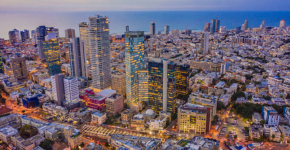 חץ שמצביע על עלייה על רקע תל אביב, בירת ההיי-טק של ישראל.