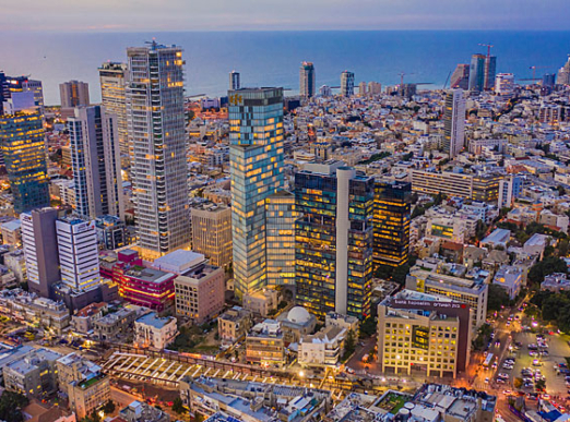 חץ שמצביע על עלייה על רקע תל אביב, בירת ההיי-טק של ישראל.