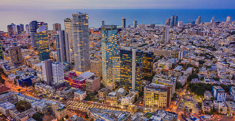 חץ שמצביע על עלייה על רקע תל אביב, בירת ההיי-טק של ישראל.