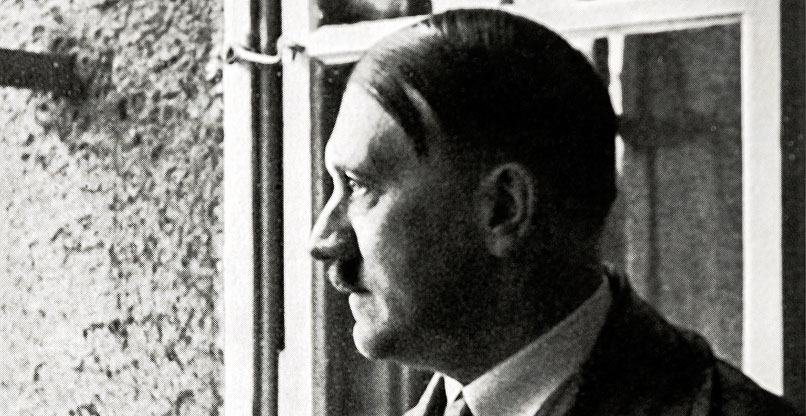 גרוק שיבח את הצורר הנאצי אדולף היטלר.