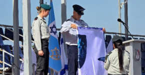 ראש אגף התקשוב, האלוף אביעד דגן, מקפל את דגל יחידת לוטם. לצידו תא"ל יעל גרוסמן, שהייתה מפקדת היחידה עד סגירתה וכעת משמשת כראשת מטה האגף.