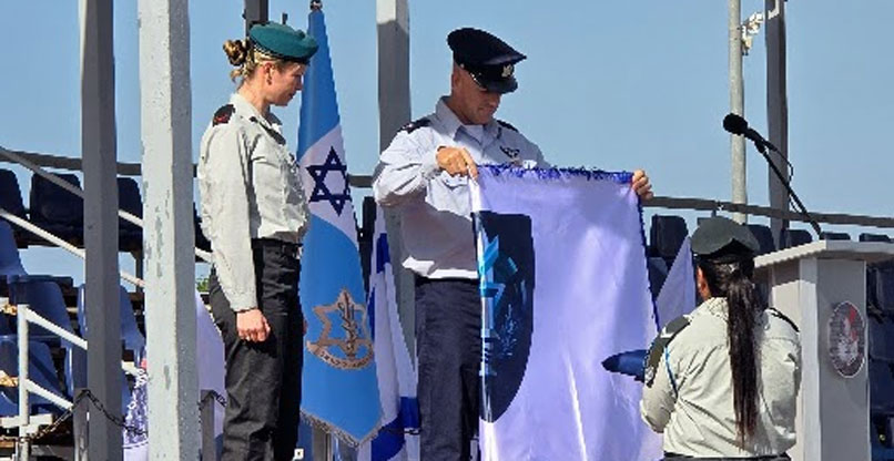 ראש אגף התקשוב, האלוף אביעד דגן, מקפל את דגל יחידת לוטם. לצידו תא"ל יעל גרוסמן, שהייתה מפקדת היחידה עד סגירתה וכעת משמשת כראשת מטה האגף.