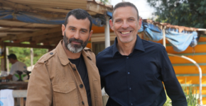 מתנדבים ביחד. מימין: אילן סיגל ויהודה לוי.