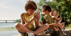 השימוש בסמארטפון גורם להם נזקים בריאותיים. ילדים ובני נוער.