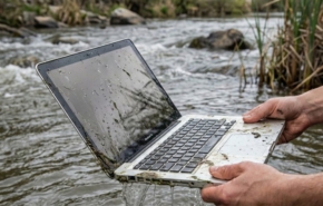 זרק את המק-בוק שלו אל הנהר כדי להעלים ראיות. עובד דרום קוריאני.