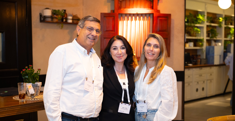 מימין: מיכל פרידל, מנהלת שותפים עסקים ביבמ ישראל, אולגה גנקין, מנכ"לית אשנב, יורם בר דוד, Platform & Infrastructure Country Leader, יבמ ישראל.