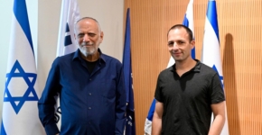 מימין לשמאל: פרופ' שחר קוטינסקי מהטכניון ודב מורן, ממציא הדיסק-און-קי.