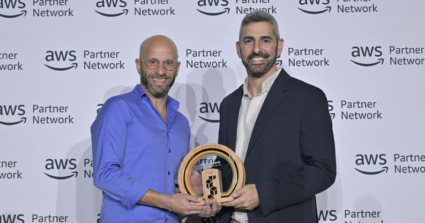 מקבלים את הפרס. מימין: מנכ"ל קלאודזון, עדי הייניש, ואורי טבצ'ניק, סמנכ"ל המכירות הגלובלי של החברה.