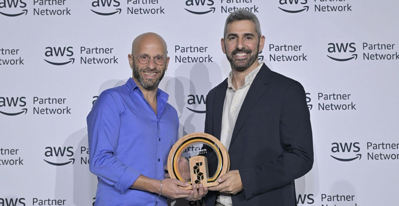 מקבלים את הפרס. מימין: מנכ"ל קלאודזון, עדי הייניש, ואורי טבצ'ניק, סמנכ"ל המכירות הגלובלי של החברה.