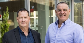 מימין לשמאל: ד"ר נמרוד קוזלובסקי, מייסד חברת סייטקטיק, וטים בראון, מנהל האבטחה העולמי של סולארווינדס.