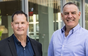 מימין לשמאל: ד"ר נמרוד קוזלובסקי, מייסד חברת סייטקטיק, וטים בראון, מנהל האבטחה העולמי של סולארווינדס.