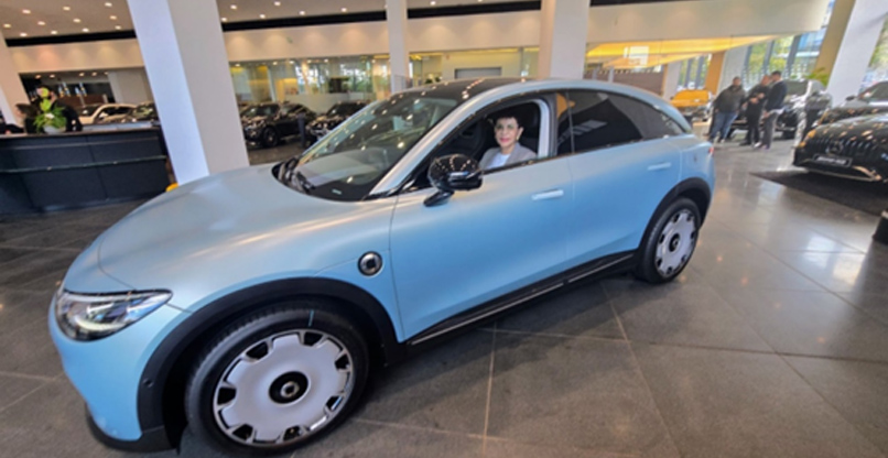 דליה פלד, מבעלי קבוצת אנשים ומחשבים, מתנסה בסמארט #5 המוצג כרכב הרפתקן, מפתיע ומנפץ מוסכמות עם סגנון ייחודי ויוקרתי בשילוב עם קשיחות ושימושיות, מרחב נדיב, טכנולוגיה פורצת דרך ובטיחות ברמה הגבוהה ביותר.