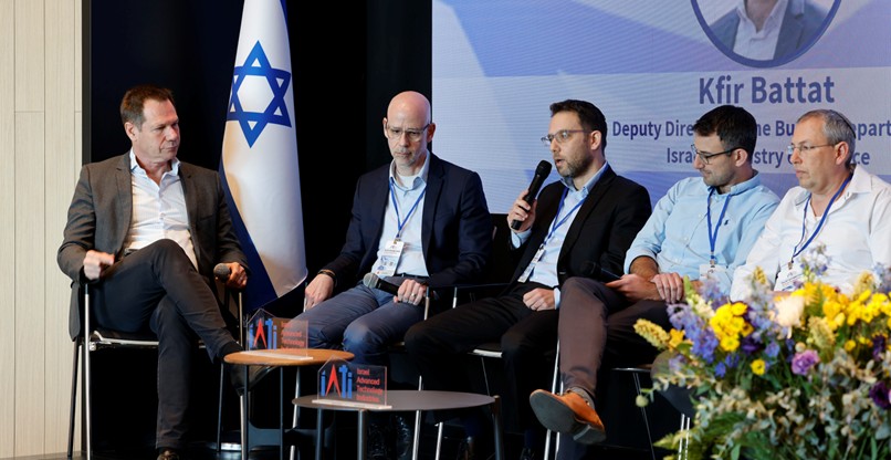 הבכירים בפאנל המפגש השנתי של פורום מנכ"לי החברות הרב-לאומיות של IATI. מנהל רשות המיסים, שי אהרונוביץ'; הכלכלן הראשי במשרד האוצר, שמואל אברמזון; מנכ"ל רשות החדשנות, דרור בין; סגן הממונה על התקציבים, כפיר בטט; ויו"ר ומנכ"ל ארנסט אנד יאנג (EY) ויו"ר ועדת המיסוי הבינלאומי של IATI, שרון שולמן.