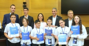 השרה גילה גמליאל ושאר האורחים, בטקס ההוקרה לסיום המחזור הראשון של "שגרירי AI" בכנסת.