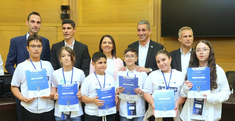 השרה גילה גמליאל ושאר האורחים, בטקס ההוקרה לסיום המחזור הראשון של "שגרירי AI" בכנסת.