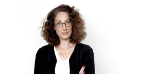 פורשת. שרית הכט, סמנכ"לית הייעוץ המשפטי ומזכירות החברה בקבוצת התקשורת פרטנר.