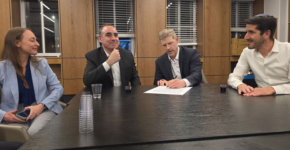 מימין: אביתר פרץ, סגן בכיר לחשב הכללי לדאטה, חדשנות ודיגיטל; החשב הכללי, יהלי רוטנברג; בועז מעוז, מנכ"ל פעילות גוגל קלאוד בישראל; ושירה לב עמי, מנכ"לית מערך הדיגיטל הלאומי.