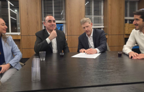 מימין: אביתר פרץ, סגן בכיר לחשב הכללי לדאטה, חדשנות ודיגיטל; החשב הכללי, יהלי רוטנברג; בועז מעוז, מנכ"ל פעילות גוגל קלאוד בישראל; ושירה לב עמי, מנכ"לית מערך הדיגיטל הלאומי.