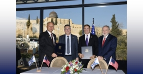 שגריר ארצות הברית בישראל, מייק האקבי; שר החוץ, גדעון סער; תת המזכיר לענייני כלכלה של ארה"ב, ג'ייקוב הלברג; ראש המטה הלאומי לבינה מלאכותית, תא"ל (מיל) ארז אסקל.