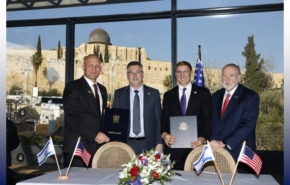 שגריר ארצות הברית בישראל, מייק האקבי; שר החוץ, גדעון סער; תת המזכיר לענייני כלכלה של ארה"ב, ג'ייקוב הלברג; ראש המטה הלאומי לבינה מלאכותית, תא"ל (מיל) ארז אסקל.