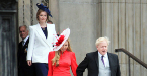 בוריס ג'ונסון ורעייתו, קארי, ומאחוריהם ליז טראס.