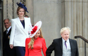 בוריס ג'ונסון ורעייתו, קארי, ומאחוריהם ליז טראס.