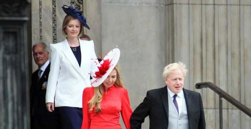 בוריס ג'ונסון ורעייתו, קארי, ומאחוריהם ליז טראס.