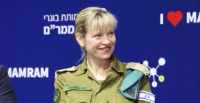 תא"ל יעל גרוסמן, ראש מטה אגף התקשוב, בפאנל הנשים בכנס עמותת בוגרי ממר"ם.