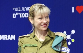 תא"ל יעל גרוסמן, ראש מטה אגף התקשוב, בפאנל הנשים בכנס עמותת בוגרי ממר"ם.
