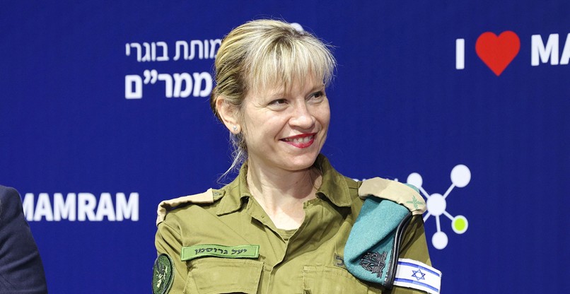 תא"ל יעל גרוסמן, ראש מטה אגף התקשוב, בפאנל הנשים בכנס עמותת בוגרי ממר"ם.