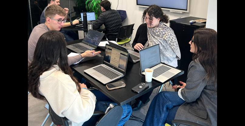 מפתחים רעיונות לאתגרים ממשלתיים בהאקתון במערך הדיגיטל הלאומי.