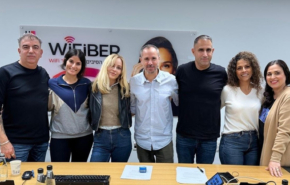 במעמד החתימה על הסכם חדש.