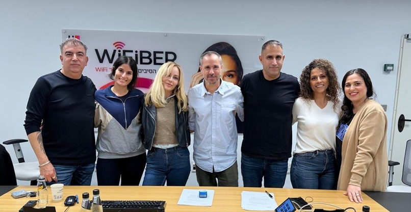 במעמד החתימה על הסכם חדש.