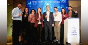 מרימים כוסית לקראת טקס הנחת אבן הפינה למרחב החדשנות הממשלתי.
