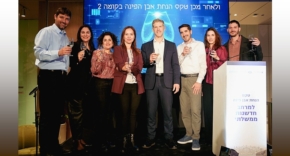 מרימים כוסית לקראת טקס הנחת אבן הפינה למרחב החדשנות הממשלתי.