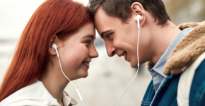 להאזין יחד למוזיקה בזמן אמת.