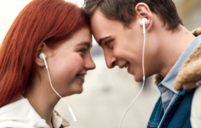 להאזין יחד למוזיקה בזמן אמת.