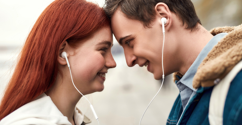 להאזין יחד למוזיקה בזמן אמת.