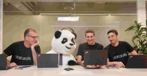 מייסדי דאטהריילס. מימין לשמאל: אייל כהן, סמנכ"ל התפעול, דידי גורפינקל, המנכ"ל, ועודד הר-טל, סמנכ"ל הטכנולוגיות.