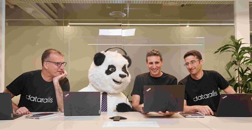 מייסדי דאטהריילס. מימין לשמאל: אייל כהן, סמנכ"ל התפעול, דידי גורפינקל, המנכ"ל, ועודד הר-טל, סמנכ"ל הטכנולוגיות.