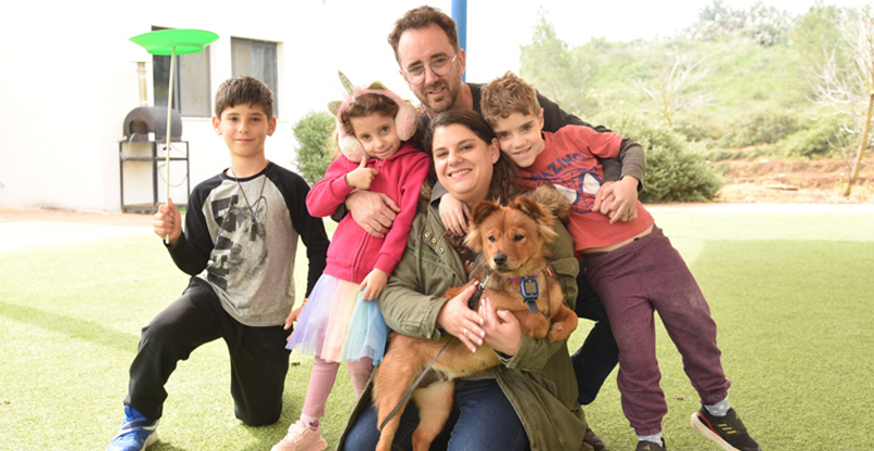 משפחת קריזה הלוחמת. מימין: יואב, הוריו עומר ואילת, אחותו מאיה ואחיו אורן.