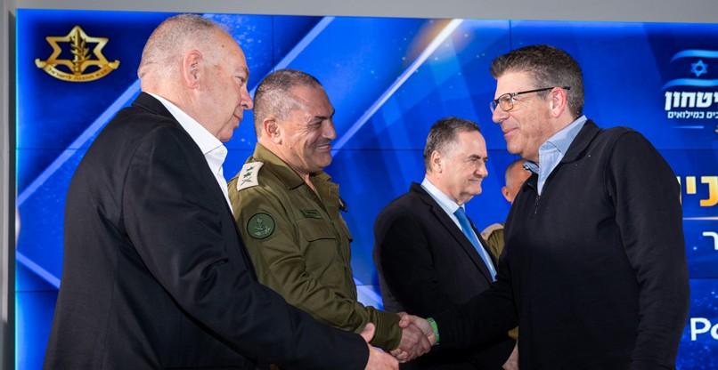 הרמטכ"ל ושר הביטחון ישראל כץ מעניקים לפיוניר את מגן משרד הביטחון.