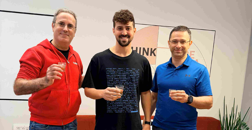 מימין: יבגני גולובוב, מנכ״ל קומיט אוף שור, איתי אזוגי, מייסד ומנכ"ל סוואנה, אריק פיינגולד, יו"ר ונשיא קומיט.