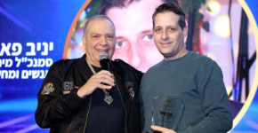 יניב פאר, סמנכ"ל המחשוב של אנשים ומחשבים (מימין), מקבל את אות ההוקרה מפלי הנמר, יזם ומנהיג אנשים ומחשבים.