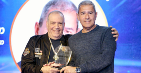 מוטי גוטמן, מנכ"ל מטריקס (מימין), מקבל את האות מפלי הנמר, יזם ומנהיג אנשים ומחשבים.