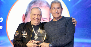 מוטי גוטמן, מנכ"ל מטריקס (מימין), מקבל את האות מפלי הנמר, יזם ומנהיג אנשים ומחשבים.