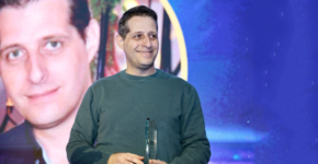 יניב פאר, סמנכ"ל המחשוב של אנשים ומחשבים, במעמד קבלת האות.